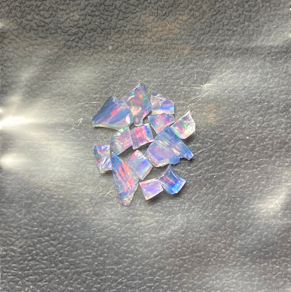 《合成オパール》(フローレスオパール) 原石 ブルー/赤斑 0.4g ⑩ 1枚目の画像