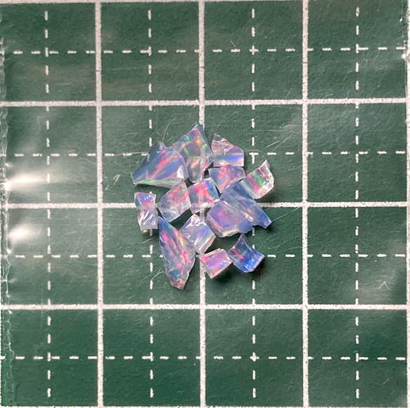 《合成オパール》(フローレスオパール) 原石 ブルー/赤斑 0.4g ⑩ 2枚目の画像