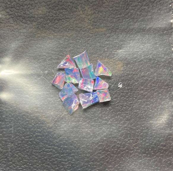 《合成オパール》(フローレスオパール) 原石 ブルー/赤斑 0.4g ⑨ 1枚目の画像