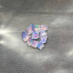 《合成オパール》(フローレスオパール) 原石 ブルー/赤斑 0.4g ⑥ 1枚目の画像