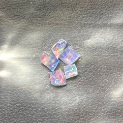 《合成オパール》(フローレスオパール) 原石 ブルー/赤斑 0.4g ② 1枚目の画像