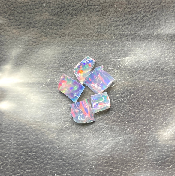 《合成オパール》(フローレスオパール) 原石 ブルー/赤斑 0.4g ② 1枚目の画像