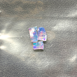 《合成オパール》(フローレスオパール) 原石 ブルー/赤斑 0.4g ① 1枚目の画像