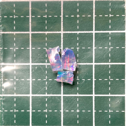 《合成オパール》(フローレスオパール) 原石 ブルー/赤斑 0.4g ① 2枚目の画像