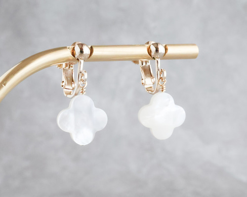ホワイトシェル フラワー イヤリング（ピアス） イヤリング