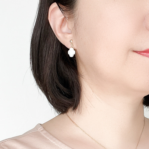 ホワイトシェル フラワー イヤリング（ピアス） イヤリング