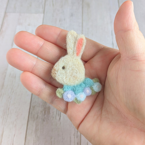 うさぎの横顔ブローチ 羊毛フェルト ブローチ アカツキコ 通販