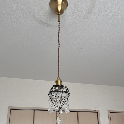 サンキャッチャーが輝くミニシャンデリア 真鍮製電気コード付き