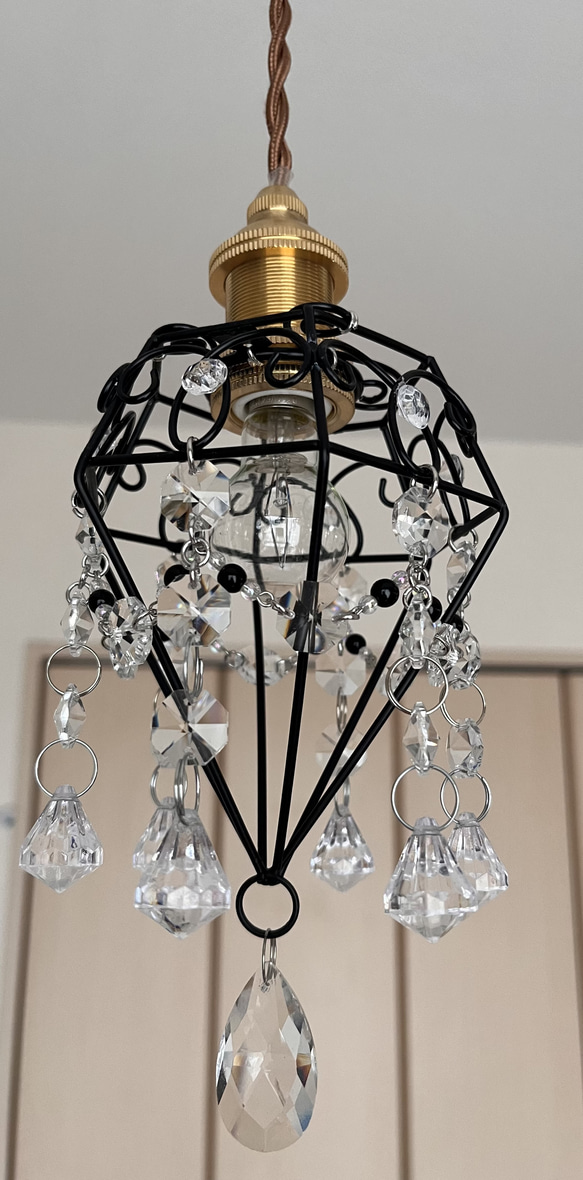 クリスタルチャームとサンキャッチャーが輝くミニシャンデリア　真鍮製電気コード付き　ペンダント　天井　照明　姫　プリンセス 16枚目の画像