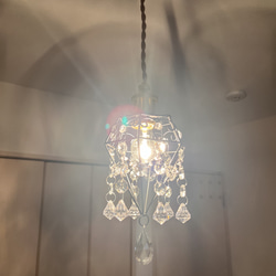 クリスタルチャームとサンキャッチャーが輝くミニシャンデリア　真鍮製電気コード付き　ペンダント　天井　照明　姫　プリンセス 4枚目の画像