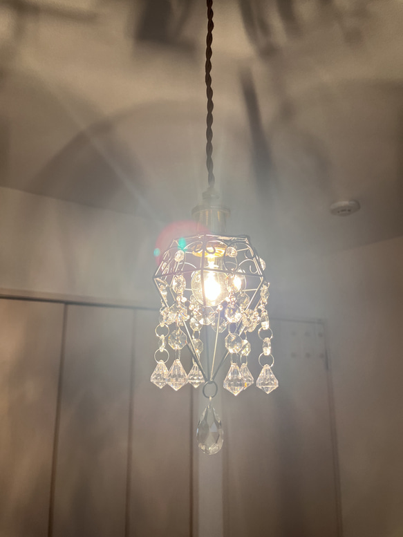 クリスタルチャームとサンキャッチャーが輝くミニシャンデリア　真鍮製電気コード付き　ペンダント　天井　照明　姫　プリンセス 4枚目の画像