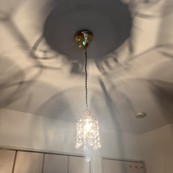 クリスタルチャームとサンキャッチャーが輝くミニシャンデリア　真鍮製電気コード付き　ペンダント　天井　照明　姫　プリンセス 3枚目の画像
