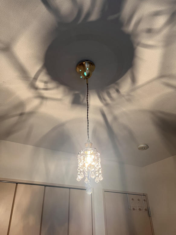 クリスタルチャームとサンキャッチャーが輝くミニシャンデリア　真鍮製電気コード付き　ペンダント　天井　照明　姫　プリンセス 3枚目の画像