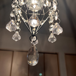 クリスタルチャームとサンキャッチャーが輝くミニシャンデリア　真鍮製電気コード付き　ペンダント　天井　照明　姫　プリンセス 12枚目の画像