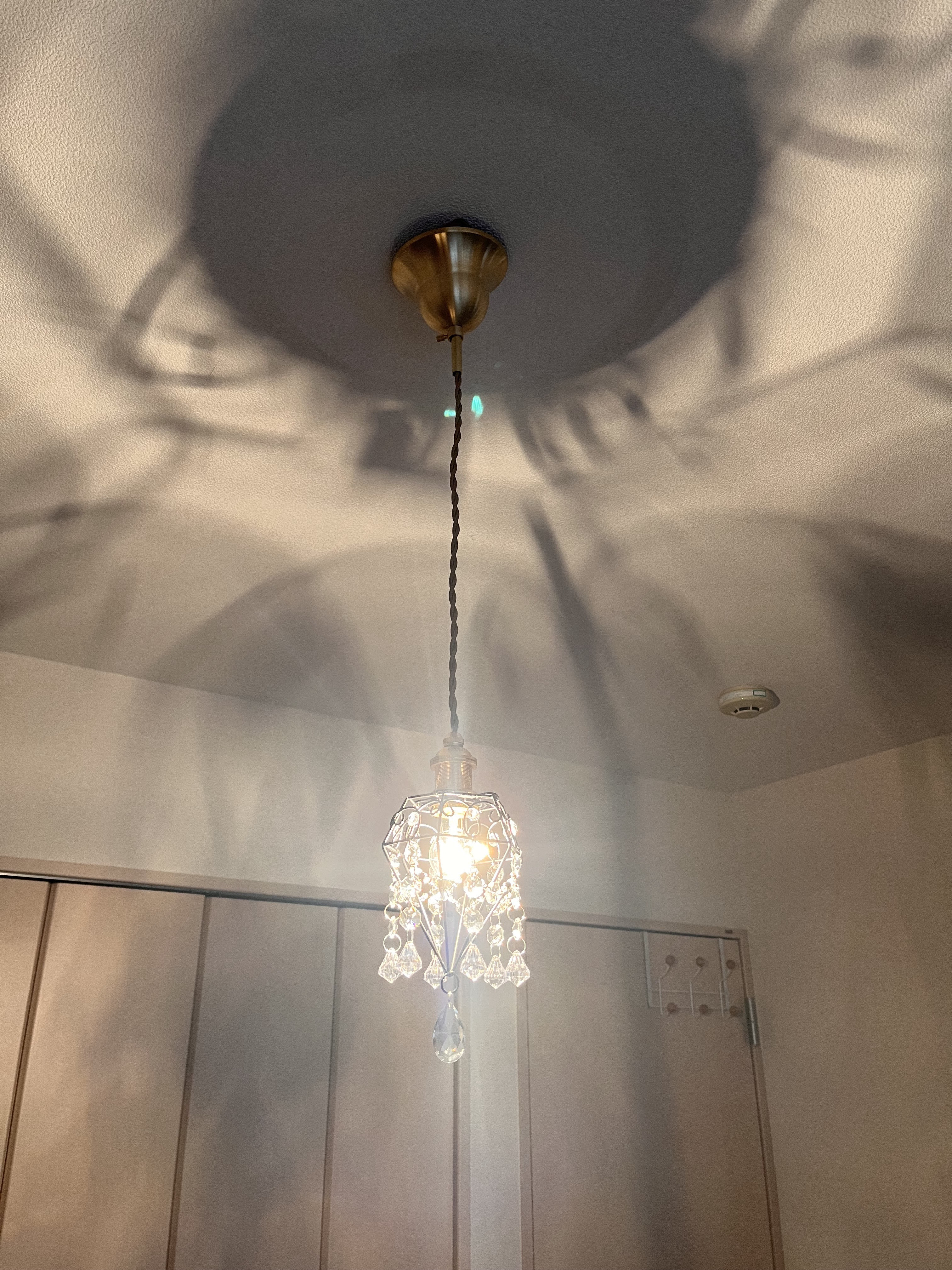 サンキャッチャーが輝くミニシャンデリア　真鍮製電気コード付き　ペンダント　天井　照明　姫　プリンセス　吊り下げ　照明