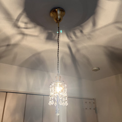 クリスタルチャームとサンキャッチャーが輝くミニシャンデリア　真鍮製電気コード付き　ペンダント　天井　照明　姫　プリンセス 1枚目の画像