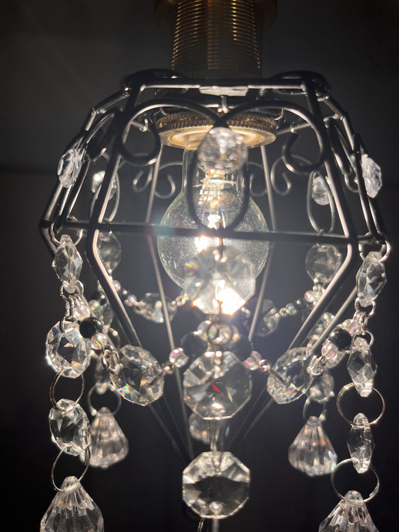 クリスタルチャームとサンキャッチャーが輝くミニシャンデリア　真鍮製電気コード付き　ペンダント　天井　照明　姫　プリンセス 11枚目の画像