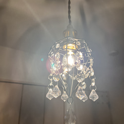 クリスタルチャームとサンキャッチャーが輝くミニシャンデリア　真鍮製電気コード付き　ペンダント　天井　照明　姫　プリンセス 5枚目の画像