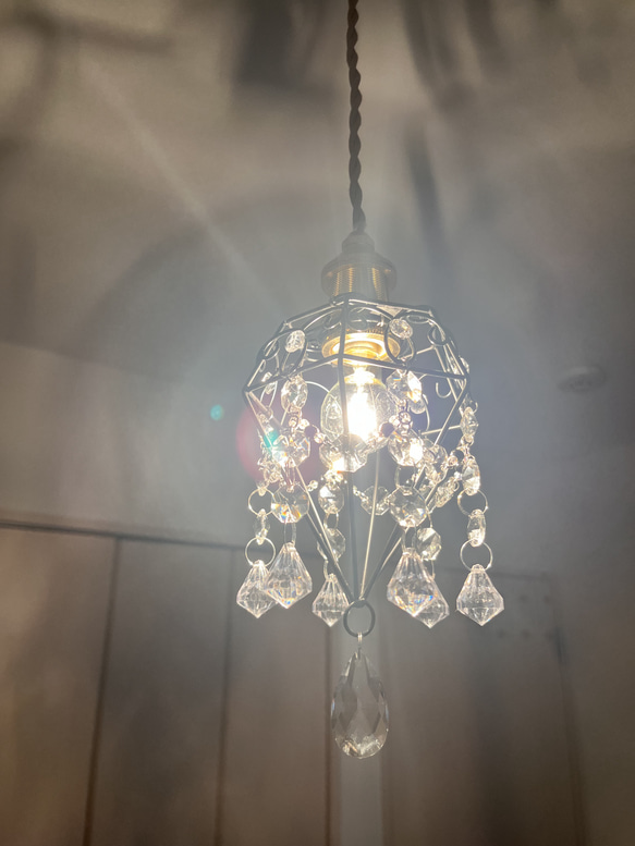 クリスタルチャームとサンキャッチャーが輝くミニシャンデリア　真鍮製電気コード付き　ペンダント　天井　照明　姫　プリンセス 5枚目の画像