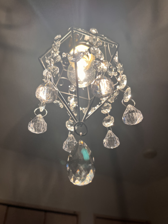 クリスタルチャームとサンキャッチャーが輝くミニシャンデリア　真鍮製電気コード付き　ペンダント　天井　照明　姫　プリンセス 13枚目の画像