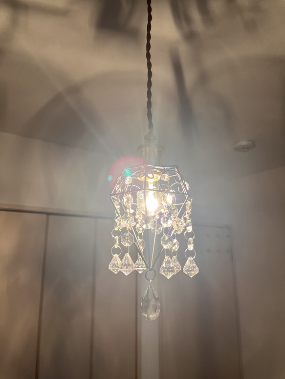 クリスタルチャームとサンキャッチャーが輝くミニシャンデリア　真鍮製電気コード付き　ペンダント　天井　照明　姫　プリンセス 2枚目の画像