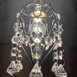 クリスタルチャームとサンキャッチャーが輝くミニシャンデリア　真鍮製電気コード付き　ペンダント　天井　照明　姫　プリンセス 10枚目の画像