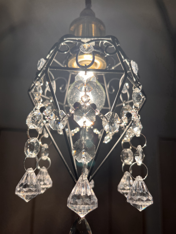 クリスタルチャームとサンキャッチャーが輝くミニシャンデリア　真鍮製電気コード付き　ペンダント　天井　照明　姫　プリンセス 10枚目の画像