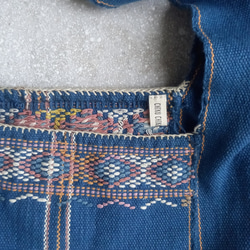 草木染めコットンの手織りショルダーバッグ / 藍 お花柄 / 手縫い / 1点もの 6枚目の画像