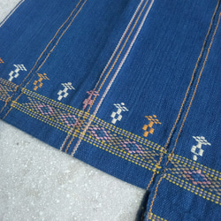 草木染めコットンの手織りショルダーバッグ / 藍 お花柄 / 手縫い / 1点もの 3枚目の画像