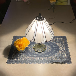 ステンドグラス白のランプ　ステンドグラスランプ  ガラス　インテリア雑貨・生活道具 5枚目の画像