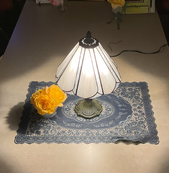 ステンドグラス白のランプ　ステンドグラスランプ  ガラス　インテリア雑貨・生活道具 5枚目の画像