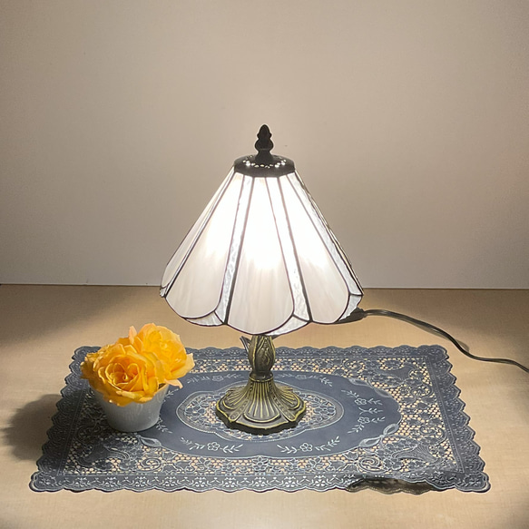 ステンドグラス白のランプ　ステンドグラスランプ  ガラス　インテリア雑貨・生活道具 6枚目の画像