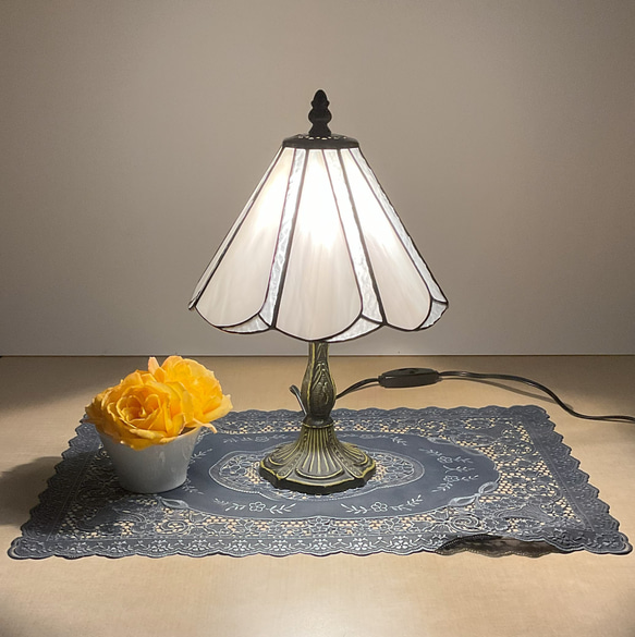 ステンドグラス白のランプ　ステンドグラスランプ  ガラス　インテリア雑貨・生活道具 4枚目の画像