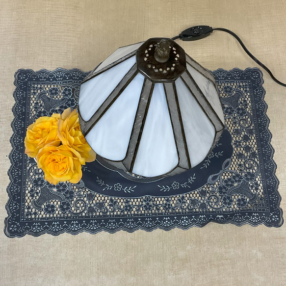 ステンドグラス白のランプ　ステンドグラスランプ  ガラス　インテリア雑貨・生活道具 7枚目の画像