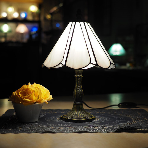 ステンドグラス白のランプ ステンドグラスランプ ガラス インテリア