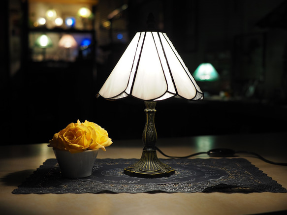 ステンドグラス白のランプ　ステンドグラスランプ  ガラス　インテリア雑貨・生活道具 2枚目の画像