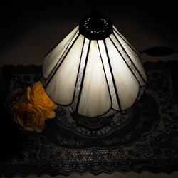 ステンドグラス白のランプ　ステンドグラスランプ  ガラス　インテリア雑貨・生活道具 3枚目の画像