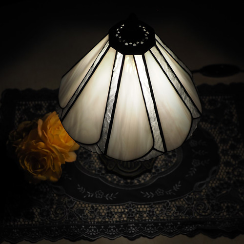 ステンドグラス白のランプ ステンドグラスランプ ガラス インテリア