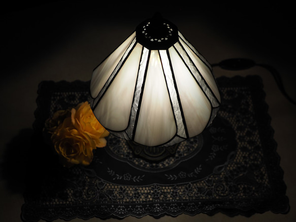 ステンドグラス白のランプ　ステンドグラスランプ  ガラス　インテリア雑貨・生活道具 3枚目の画像