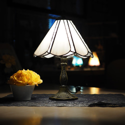 ステンドグラス白のランプ　ステンドグラスランプ  ガラス　インテリア雑貨・生活道具 8枚目の画像