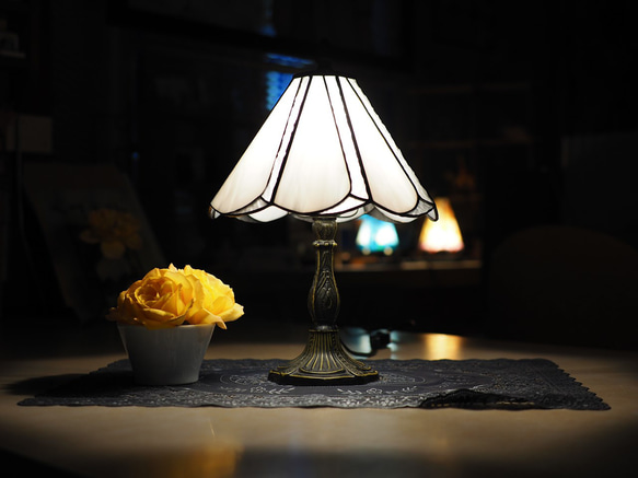 ステンドグラス白のランプ　ステンドグラスランプ  ガラス　インテリア雑貨・生活道具 8枚目の画像