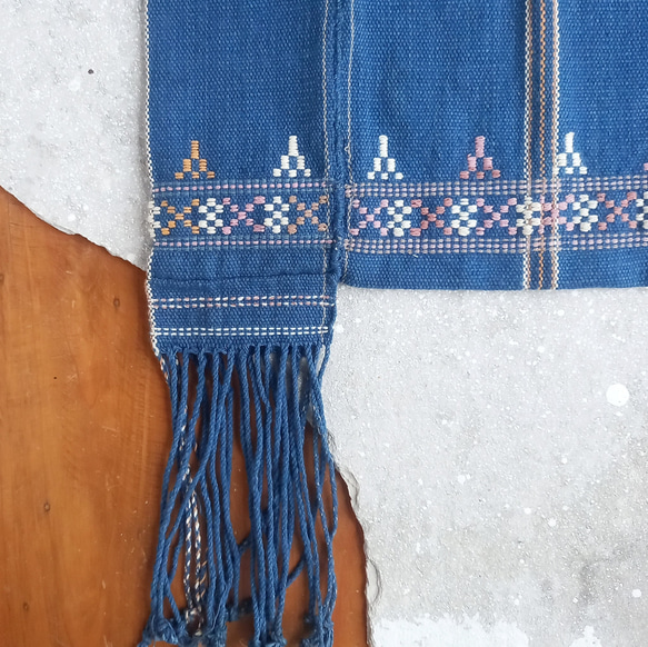 草木染めコットンの手織りショルダーバッグ / 藍 さんかく柄 / 手縫い / 1点もの 2枚目の画像