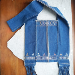 草木染めコットンの手織りショルダーバッグ / 藍 さんかく柄 / 手縫い / 1点もの 1枚目の画像