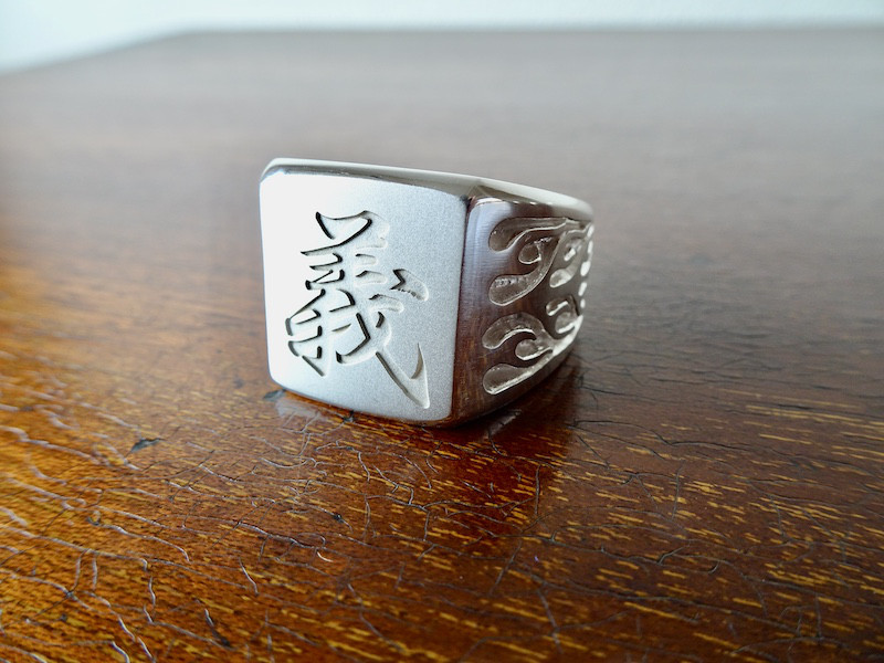 仁尾彫金『文字彫り、プラチナ、菱形印台リング』ハンドメイド