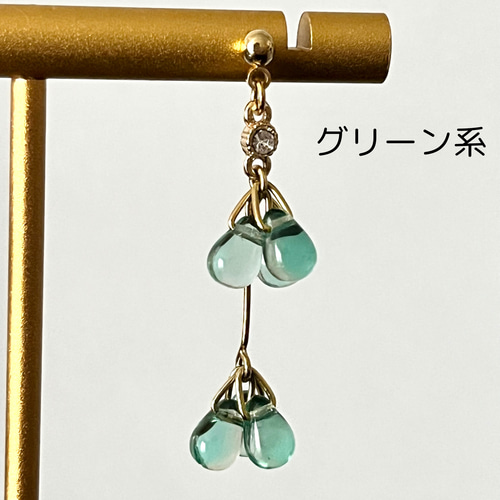 新緑の季節に。透明感のあるしずく型ビーズの揺れるピアス（3色から 