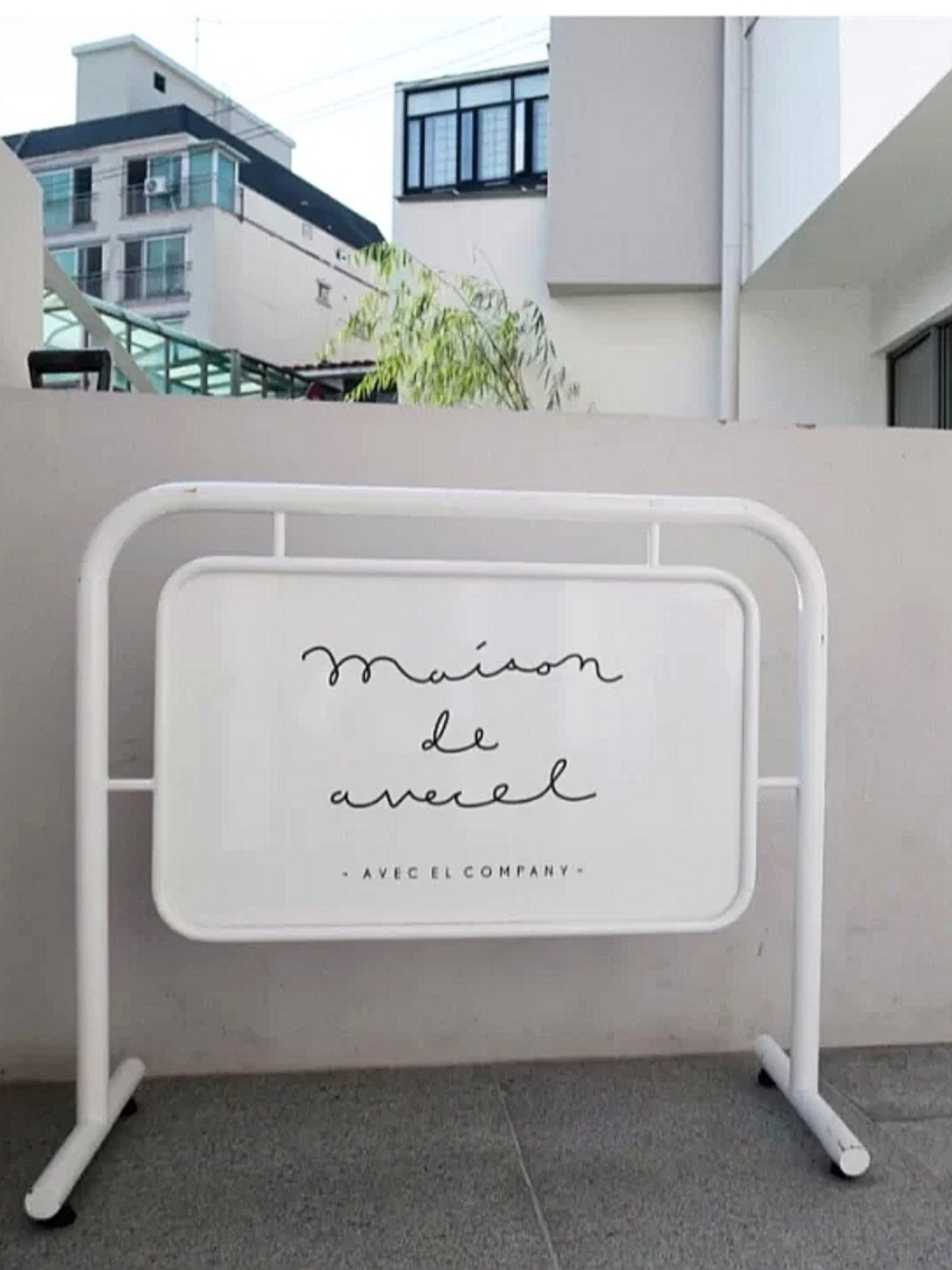 アウトドア   着地式看板   スタンド式案内板   ホテルのウェルカム看板   両面コンテンツ   カスタマイズ可能