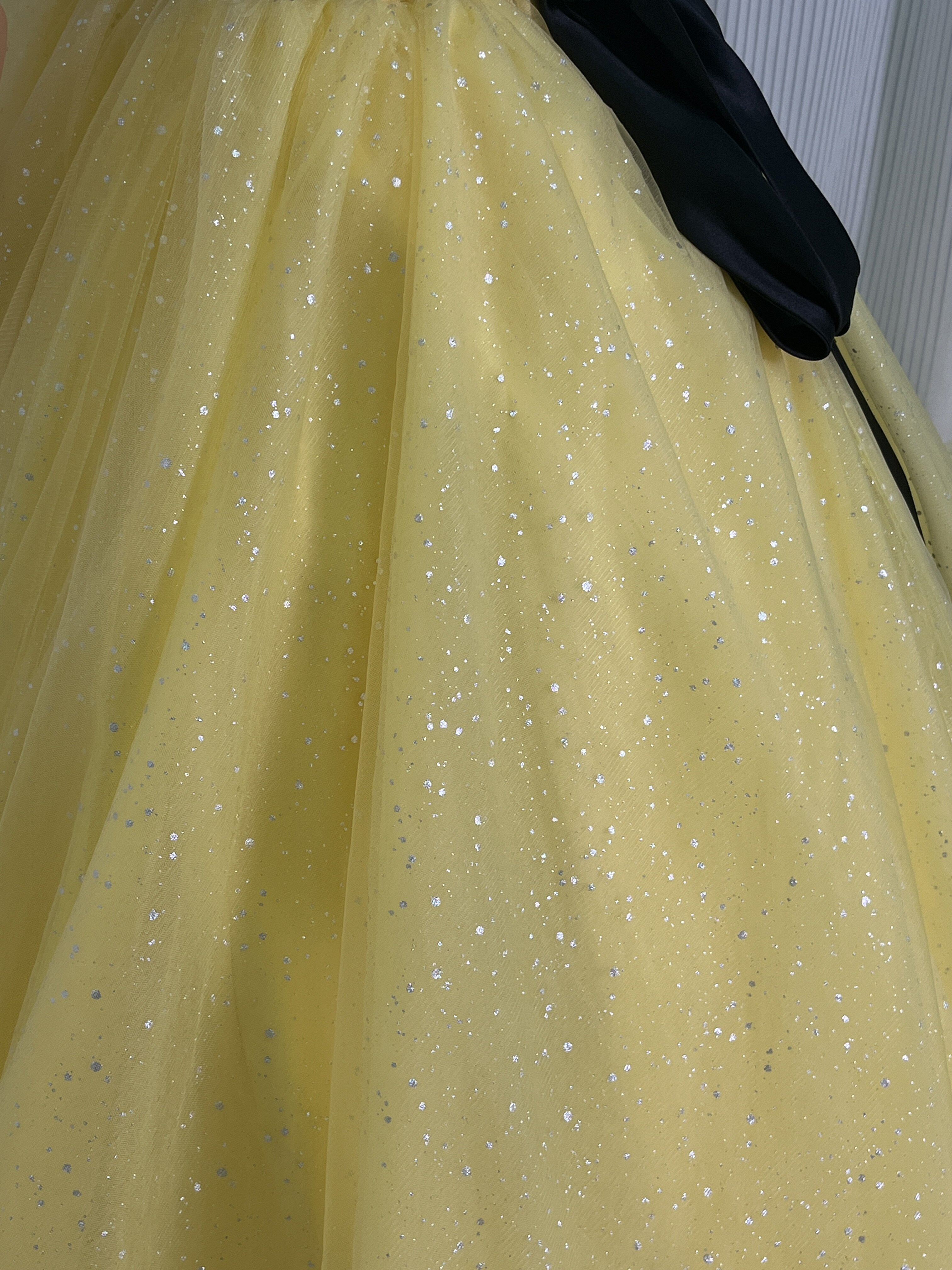 送料無料！カラードレス イエロー オフショルダ キラキラチュール サッシュベルト 可愛い 披露宴/結婚式  前撮り