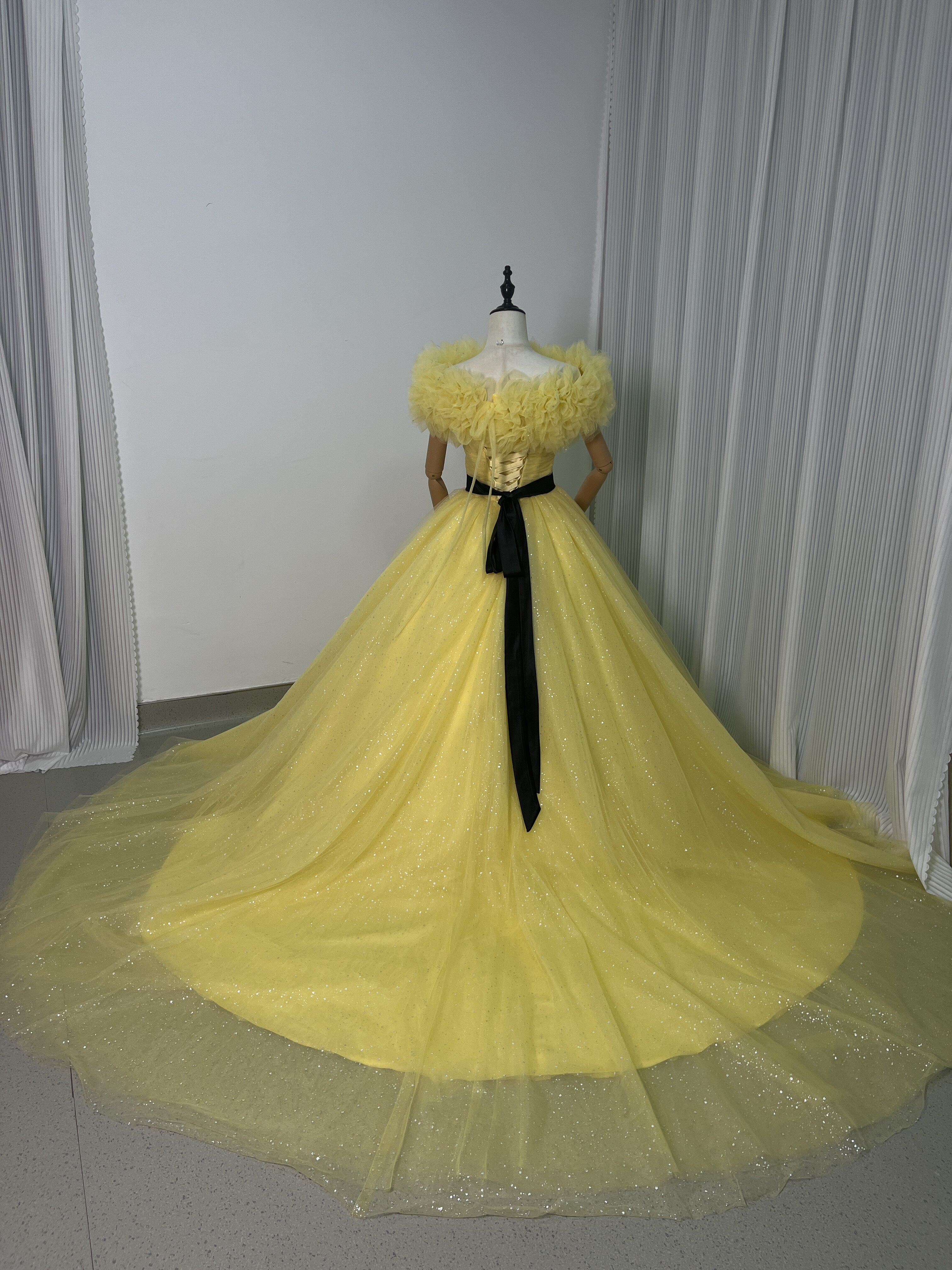送料無料！カラードレス イエロー オフショルダ キラキラチュール サッシュベルト 可愛い 披露宴/結婚式  前撮り