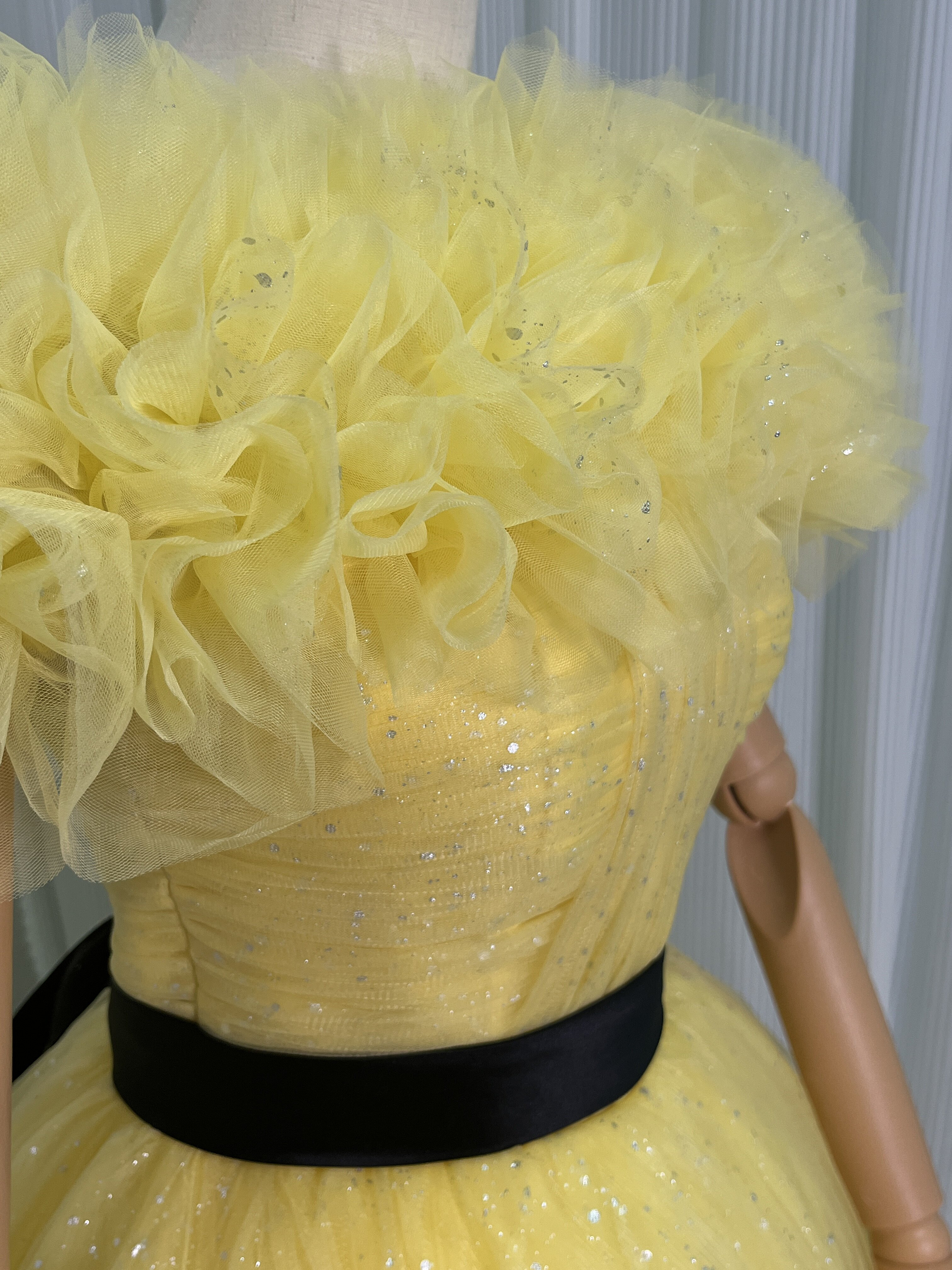 送料無料！カラードレス イエロー オフショルダ キラキラチュール サッシュベルト 可愛い 披露宴/結婚式  前撮り