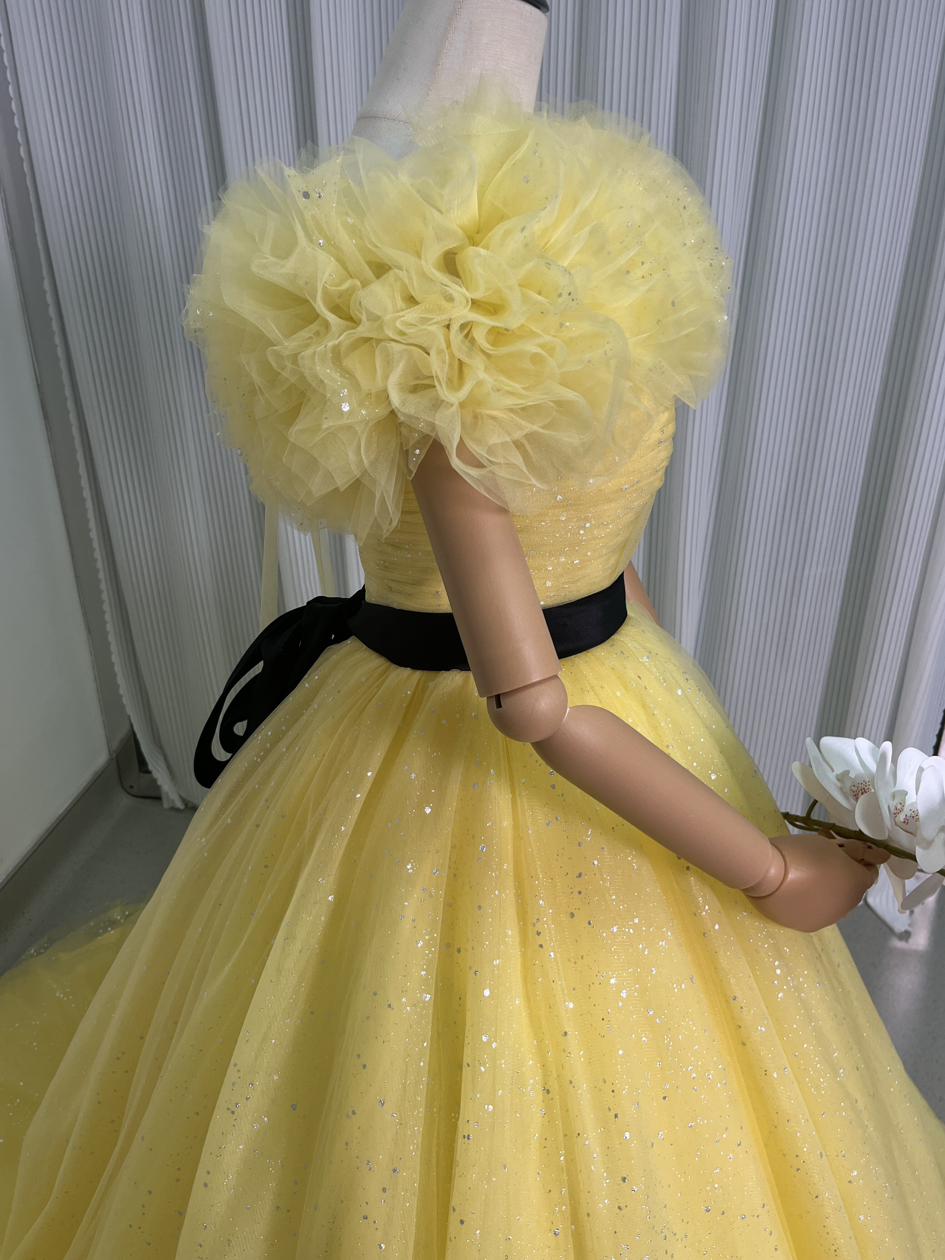 送料無料！カラードレス イエロー オフショルダ キラキラチュール サッシュベルト 可愛い 披露宴/結婚式  前撮り